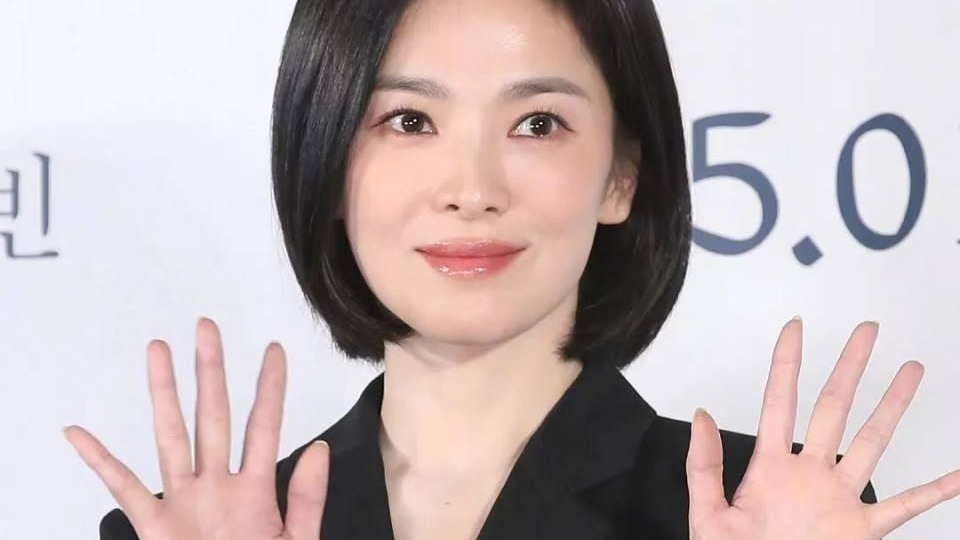 42岁宋慧乔再度惊艳，黑色西装短发，气质优雅不受风波影响封面图