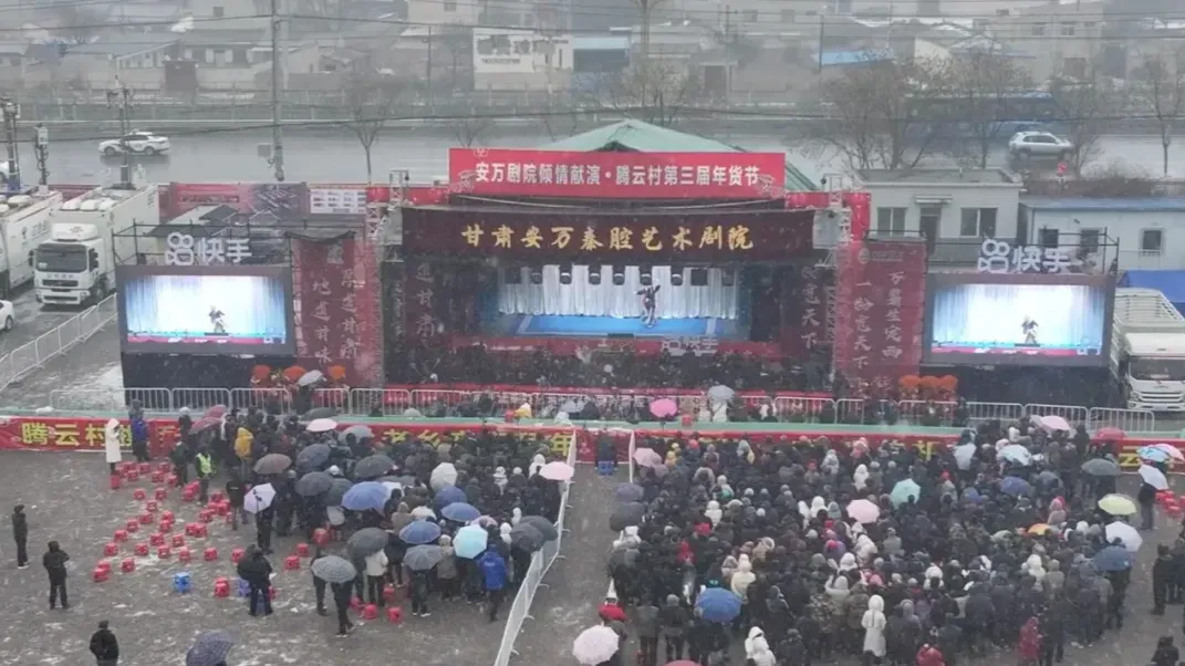 “西北秦腔王”有多受欢迎？气温骤降丝毫没有影响观众的热情
