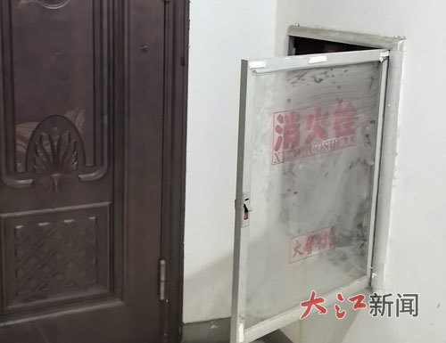 事发小区21栋2单元4楼楼梯间的消火栓箱内空无一物。