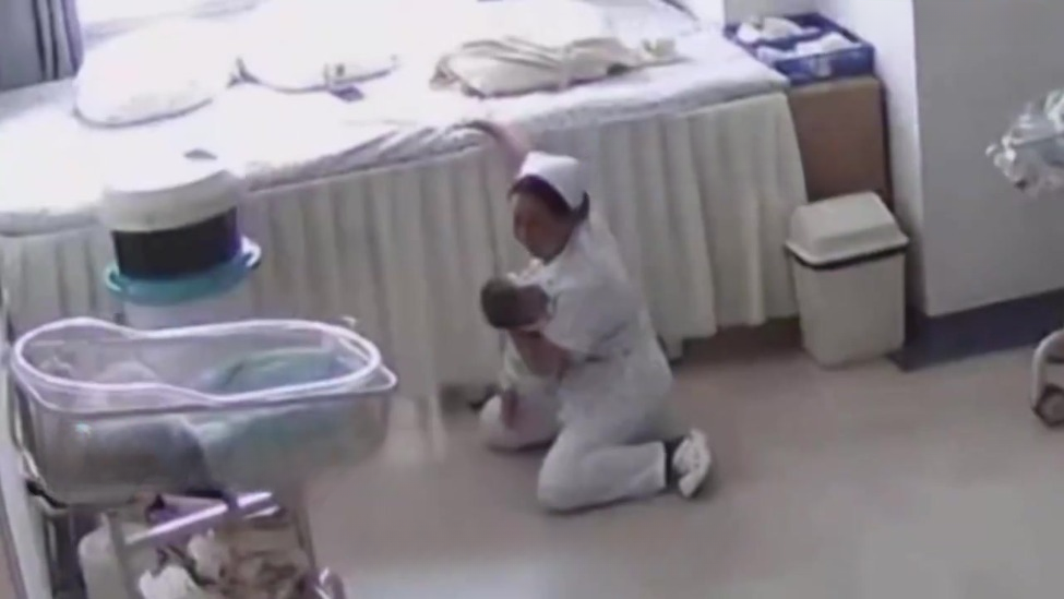 地震瞬间，云南医护跪地护婴，监控画面曝光