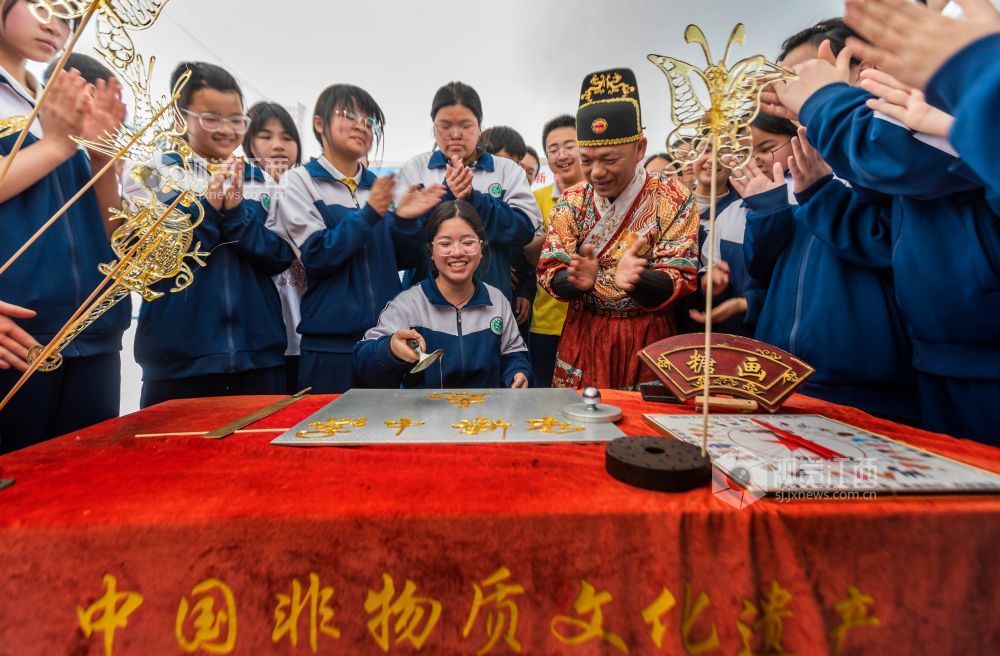 孩子们以勺为笔、以糖为墨，在糖画非遗传承人的指导下，“绘”出栩栩如生的图案。