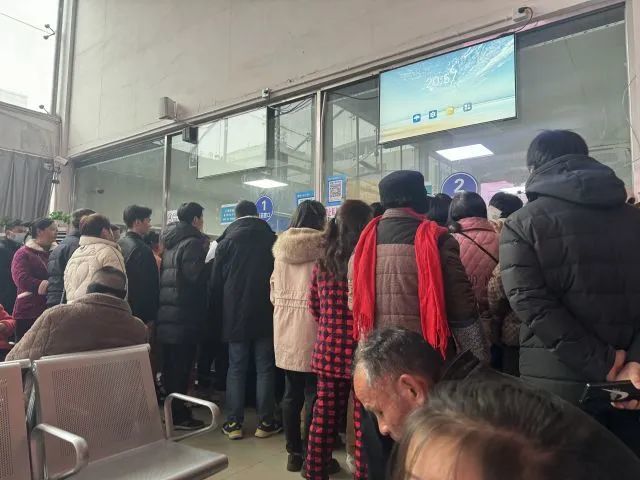 余干县人民医院被指排队取药不方便 官方回应：已采取一系列改进措施