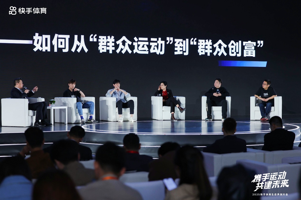 从左到右依次为篮球解说员杨健、快手体育业务负责人翟万旭、羽毛球世界冠军鲍春来、北京体育大学管理学院教授肖淑红、佛山市禅城区政协委员张森、快手磁力引擎品牌招商兼磁力学堂负责人王思洵