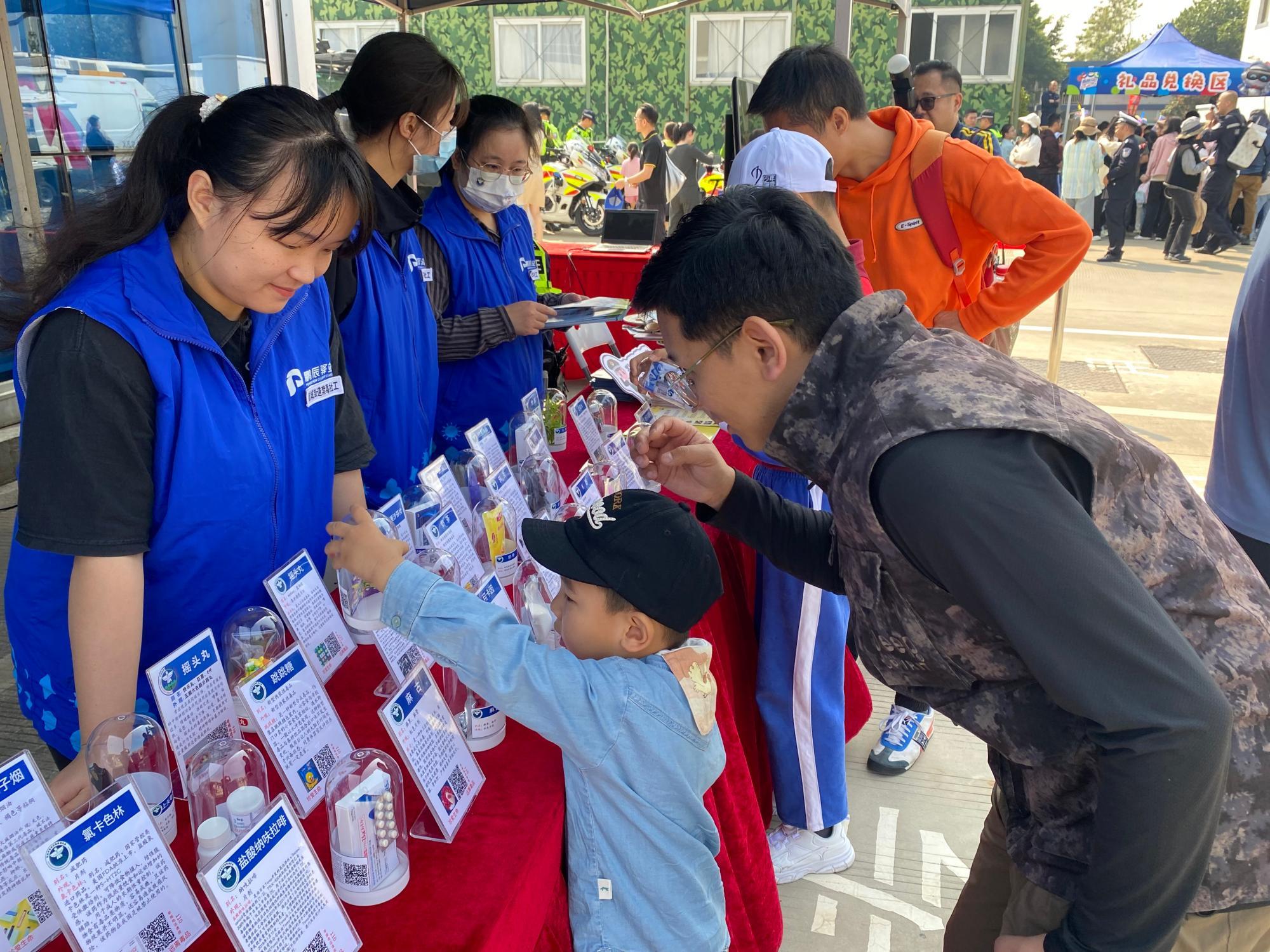 深圳公安开展常态化警营开放日机场分局专场活动