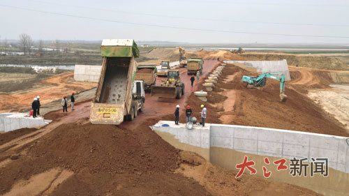 3月23日,施工现场,各类设备有序作业。