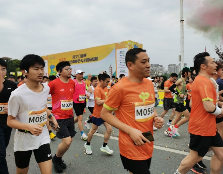 安义门窗杯·2025南昌安义半程马拉松正式开跑 6000名跑者共赴花海之约