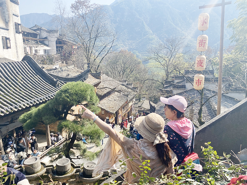 ▲在婺源篁岭,尽情享受着春日的美好时光。晨报记者 张静 图