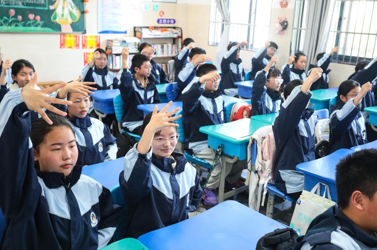 (图为:2025年3月25日,在安徽省合肥市肥西县上派镇安徽师范大学附属肥西第二中学校园内,学生们利用阳光大课间时间开展桌面操。)