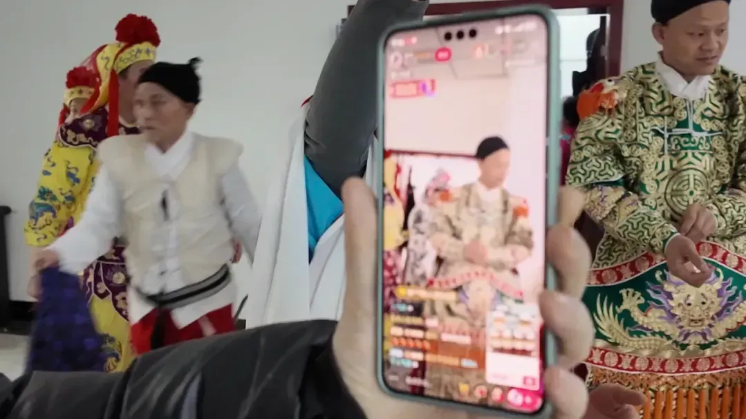 每天的开销约五万元，安万秦腔剧团之所以能一直持续，全靠直播带货的收入