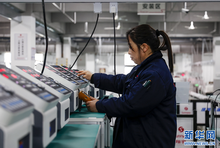 3月24日，河南省安阳市内黄县一家企业的生产车间内，工人正在生产医疗器械。