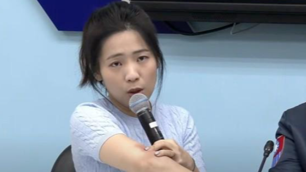 遭柯建铭拐杖打伤，徐巧芯怒喊提告：若砸到眼睛就失明