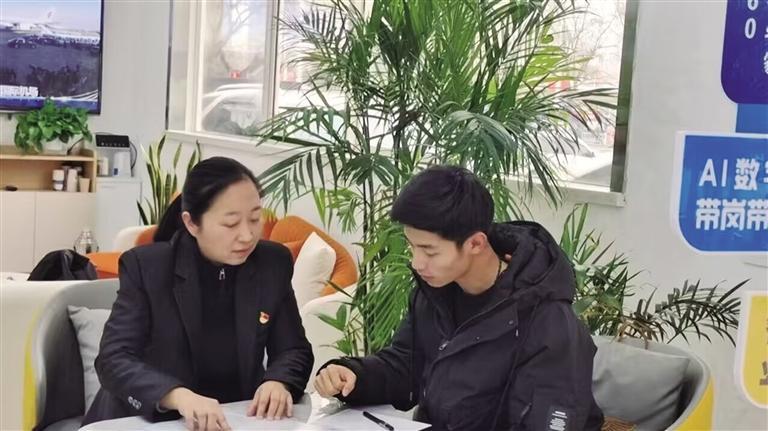 工作人员为求职者介绍招工信息