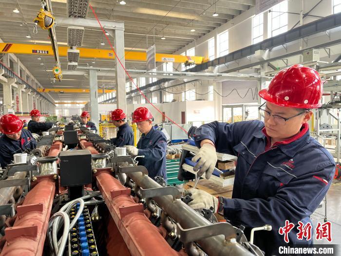 资料图：在山东康沃控股有限公司生产车间内，工人们正在生产一批发动机产品。孙安琪 摄