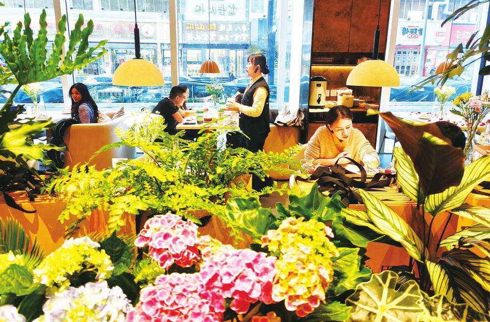 兰州万象城以西北首店“用心”餐厅撬动首店经济,融合花艺美学与沉浸式餐饮体验,“餐花”模式受年轻人热捧,成为激活区域消费升级的新引擎。