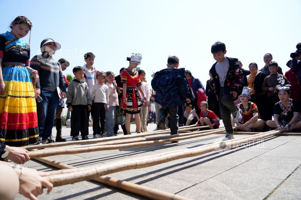 2025年3月22日，江西省吉安市峡江县金坪民族乡风情园景区，小朋友们在体验“竹竿舞”。
