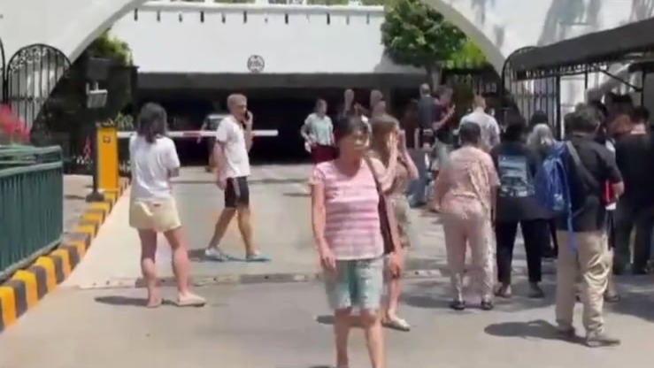 缅甸地震，泰国民众光脚裹浴巾跑下楼