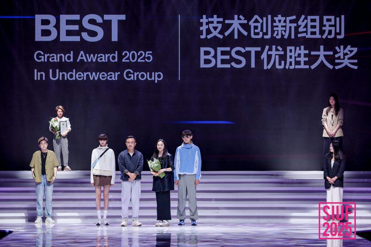 2024年度中国时尚大奖最高奖金顶奖设计师、陳宇STUDIO创始人兼设计总监陈宇颁发技术创新组别BEST优胜大奖