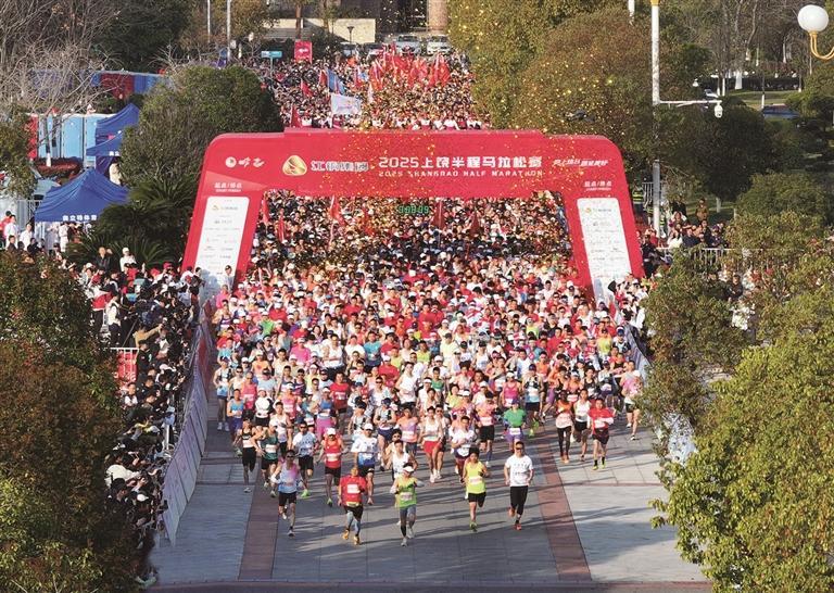 江铜集团&middot;2025上饶半程马拉松赛在市民公园鸣笛开跑。 记者 戴越 摄