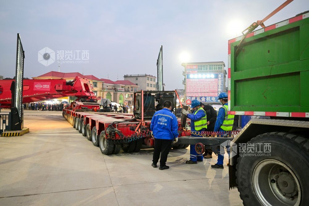 由于入门太窄，工作人员通过拆卸车组部件，让“巨无霸”顺利进入厂区。