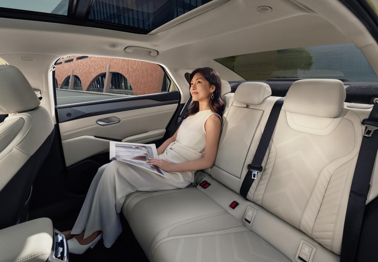 比亚迪秦L EV上市:全系标配天神之眼 售11.98万元起