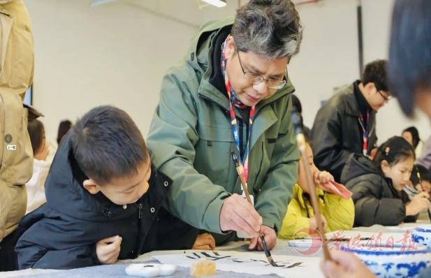 景德镇陶博城掀起文旅研学新热潮 学生们上手体验非遗技艺