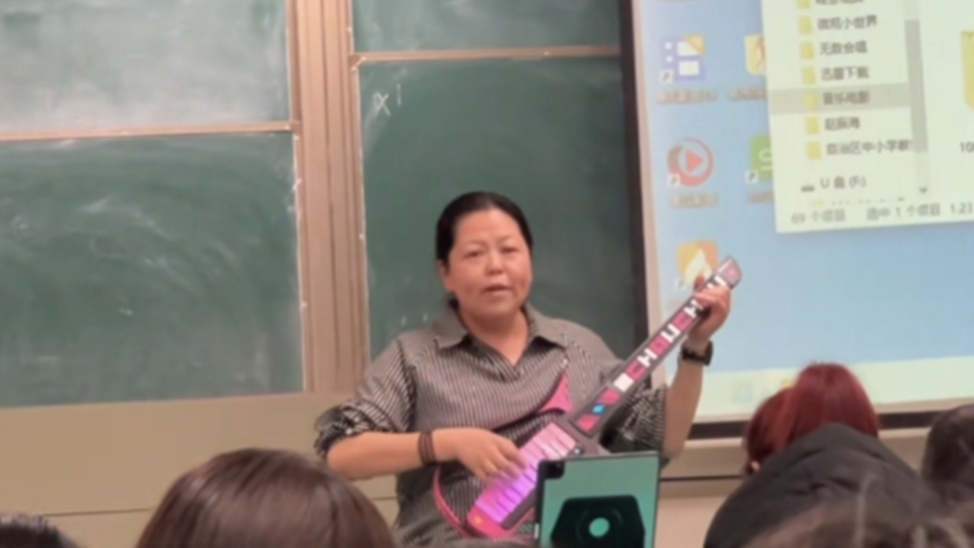 大学老师上课唱《无地自容》，学生：老师一开嗓遥远的音乐年代就鲜活起来了
