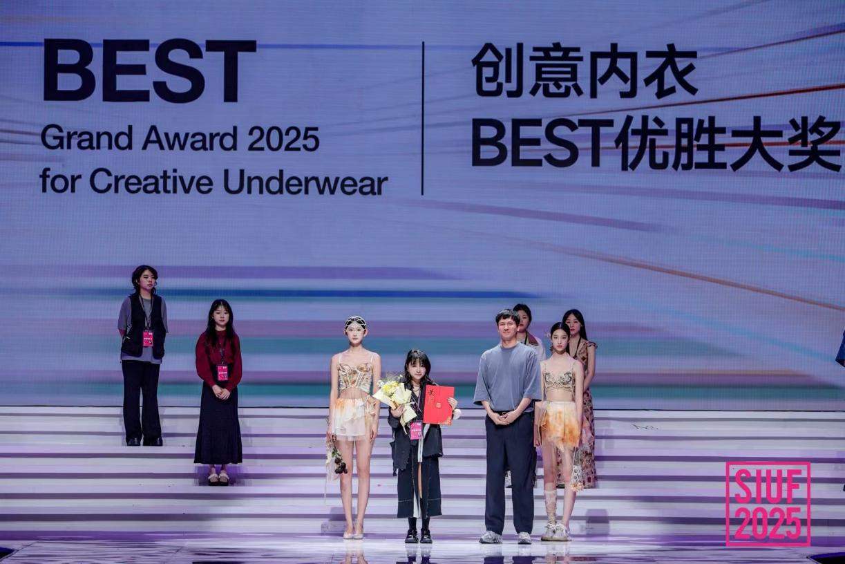 维珍妮国际有限公司研发部副总裁张文博颁发创意内衣BEST优胜大奖