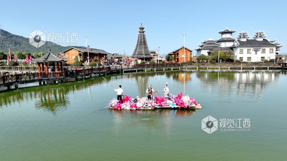 2025年3月22日，江西省吉安市峡江县金坪民族乡风情园景区，少数民族群众在表演“花船山歌对唱”。