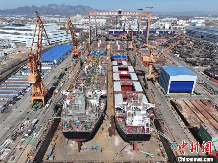 河北秦皇岛：船坞造船忙