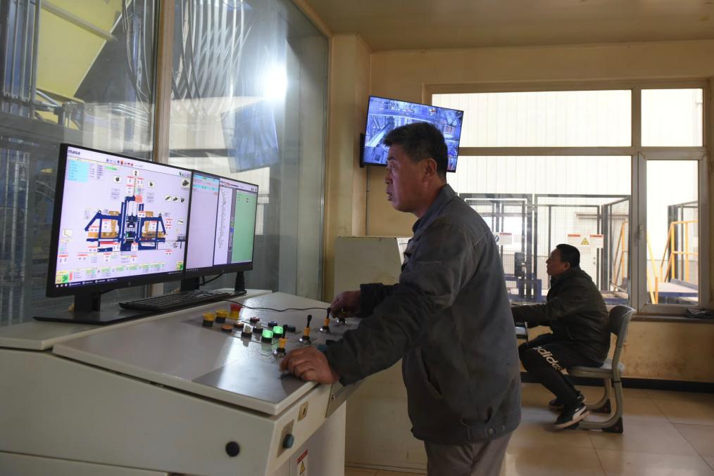 河北金祥锦住宅产业科技有限公司工作人员在中控室操作生产设备。（袁佳凯 摄）