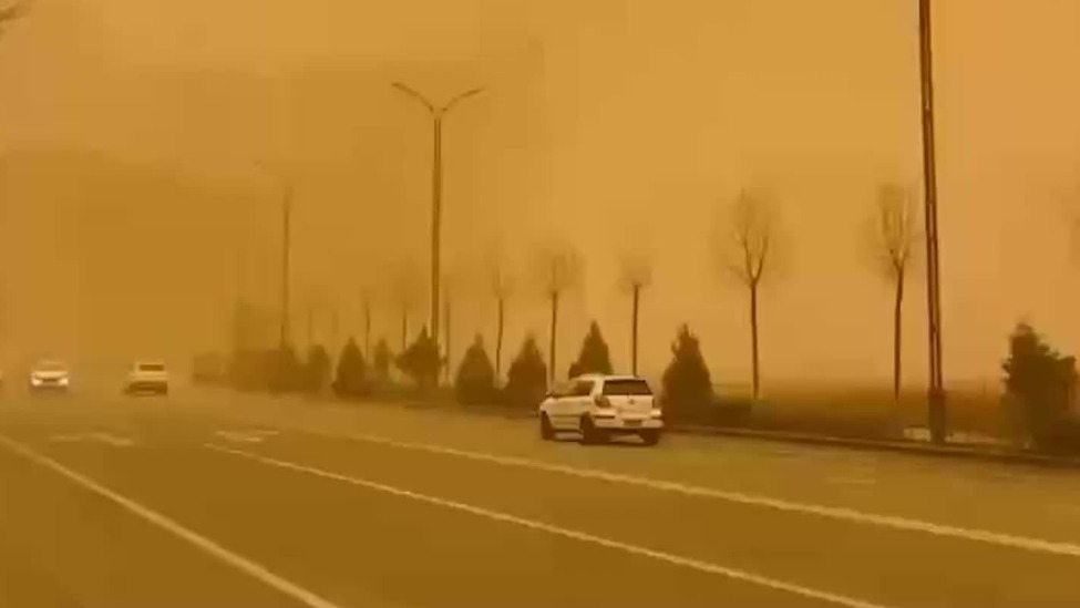 新疆多地遭遇沙尘暴，亲历者：空气中都是泥土的味道
