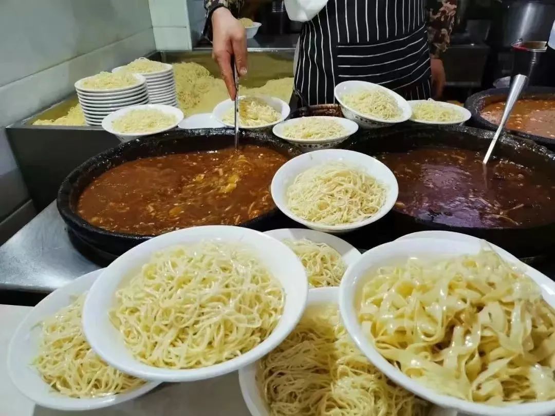 在民勤种树的志愿者们 别错过武威独特的风味