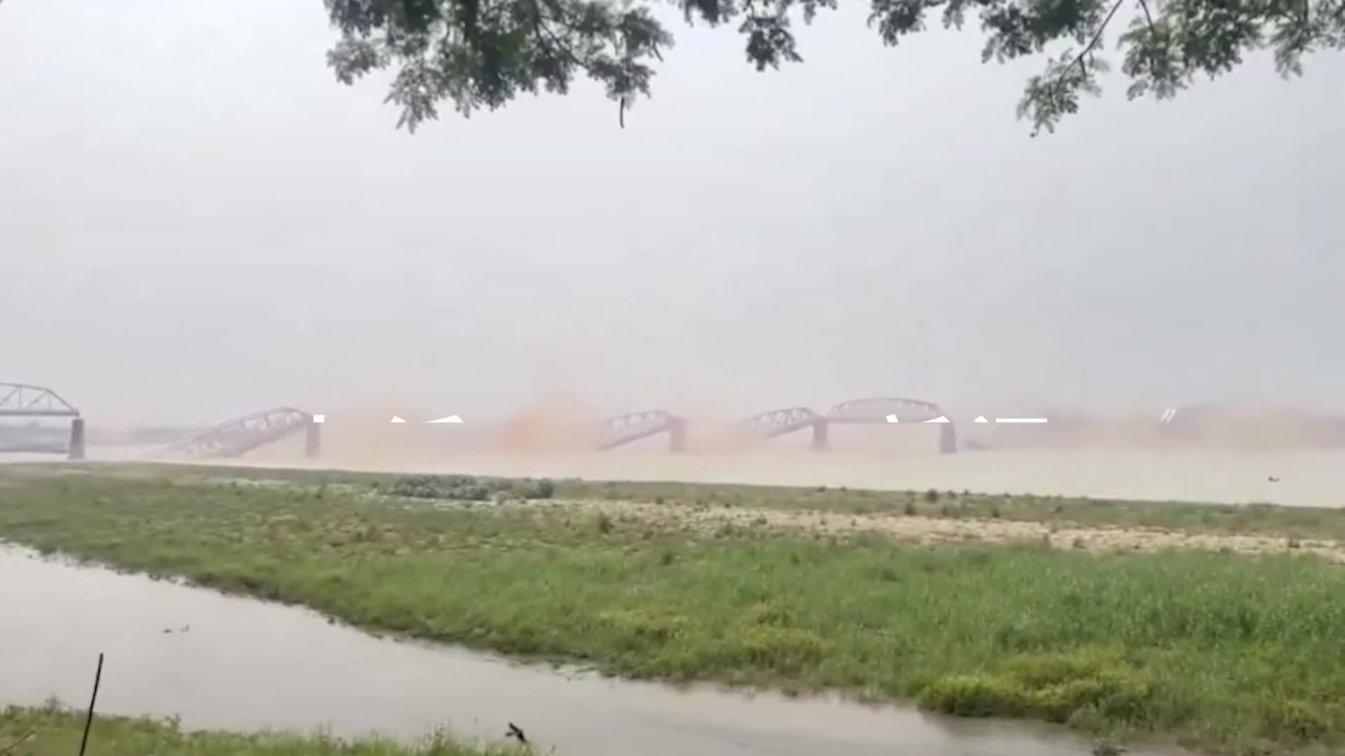 缅甸7.9级地震致一大桥坍塌，当地居民：大桥瞬间拦腰折断，江面升起数十米高的水雾