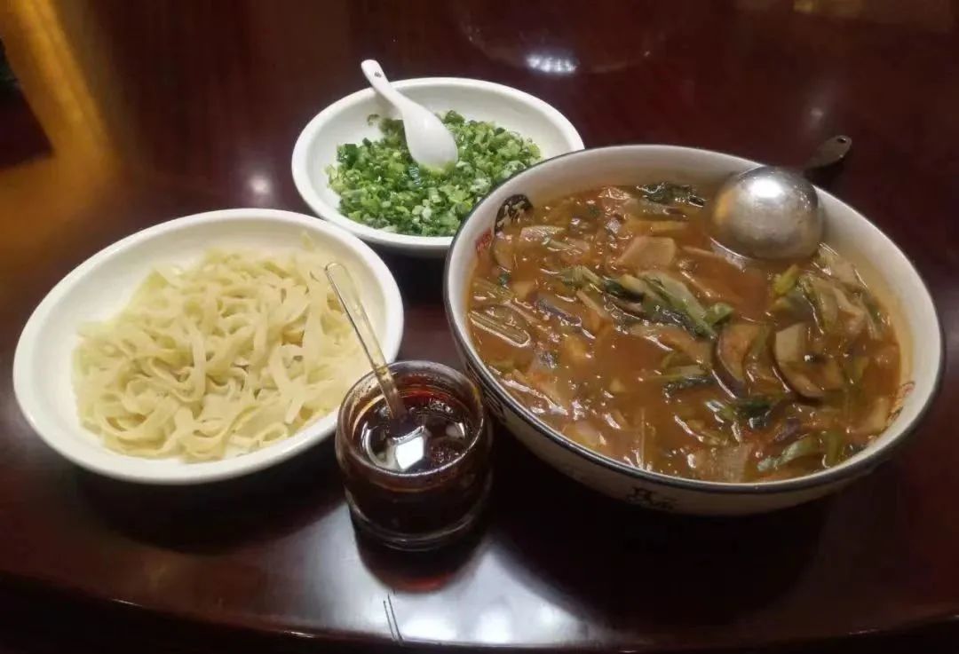 在民勤种树的志愿者们 别错过武威独特的风味