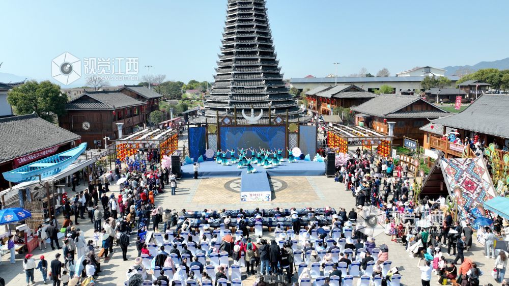 2025年3月22日，江西省吉安市峡江县金坪民族乡风情园景区，身着民族服装的群众在表演舞蹈。