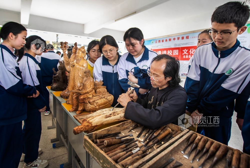 木雕非遗传承人现场展示精湛雕刻技艺，从构图、凿刻到打磨，手把手教孩子们制作木雕。