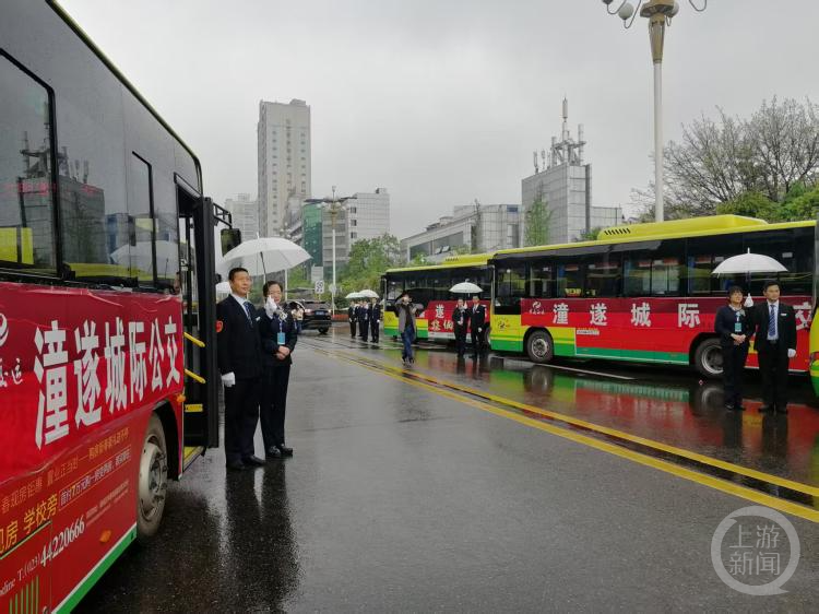 2020年4月23日，成渝地区双城经济圈首条跨省城际公交线路在重庆潼南城区至四川遂宁磨溪镇开通。罗列 摄