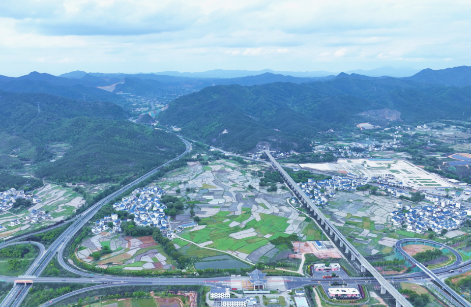 小县城里的交通大动脉。 李建/摄