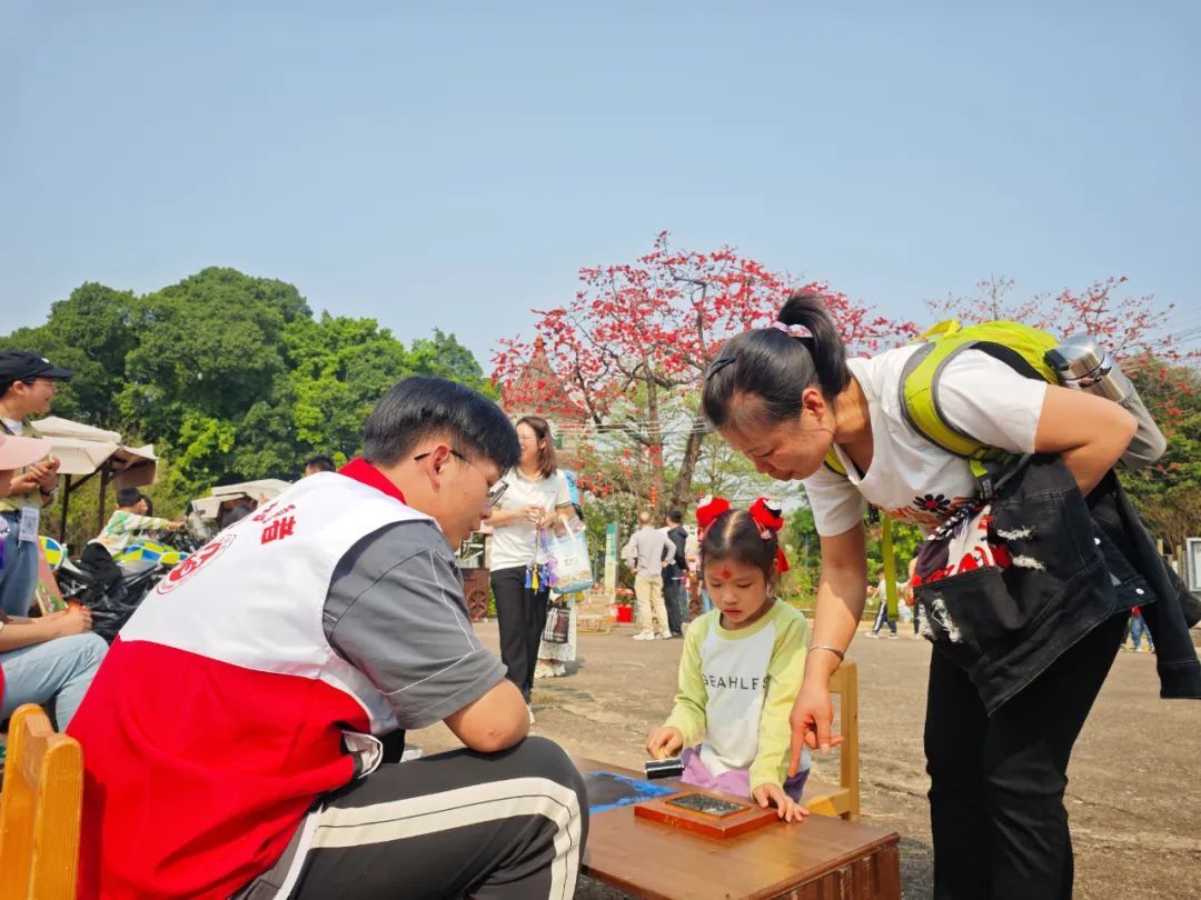 图：现场，学童们参与研墨和诗词活字印刷等趣味环节