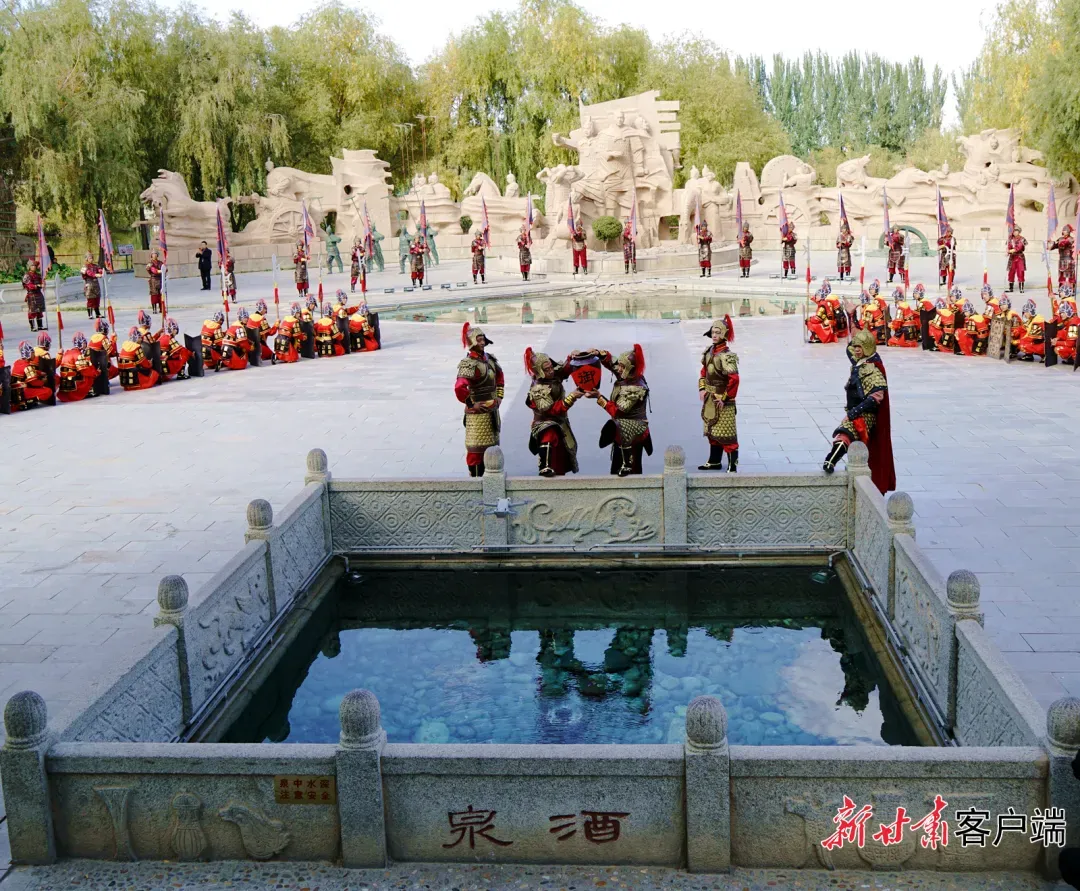 ▲情景演绎霍去病“倾酒入泉,与将士共饮”的历史传说。新甘肃·甘肃日报记者 董文龙 摄