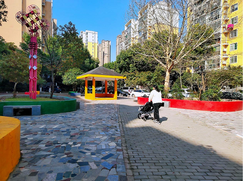居民在荣城南苑小广场休闲娱乐