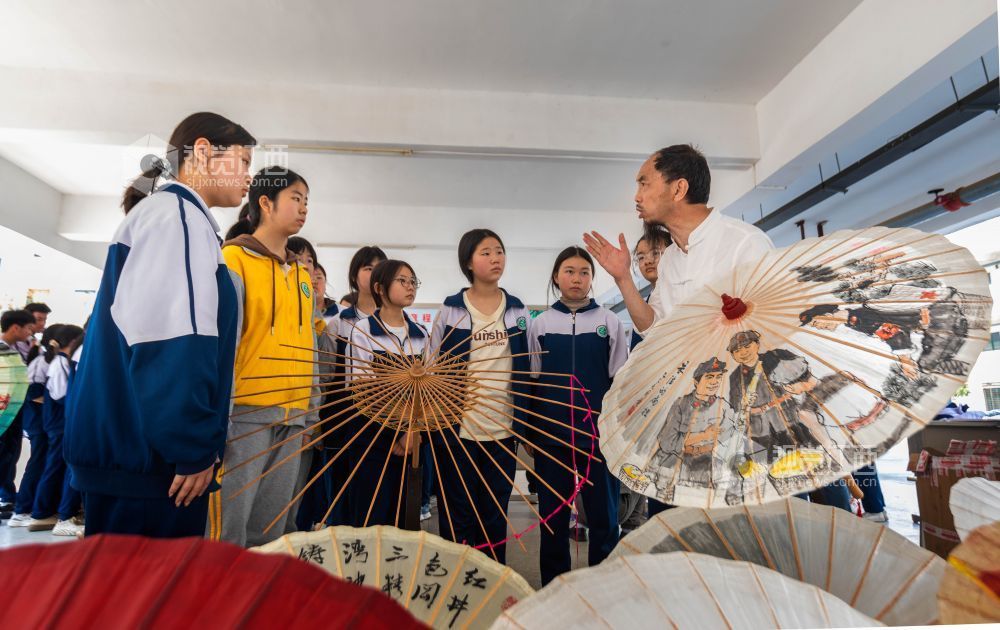 油纸伞非遗传承人为孩子们讲解油纸伞的历史与工艺，传授制伞技能。
