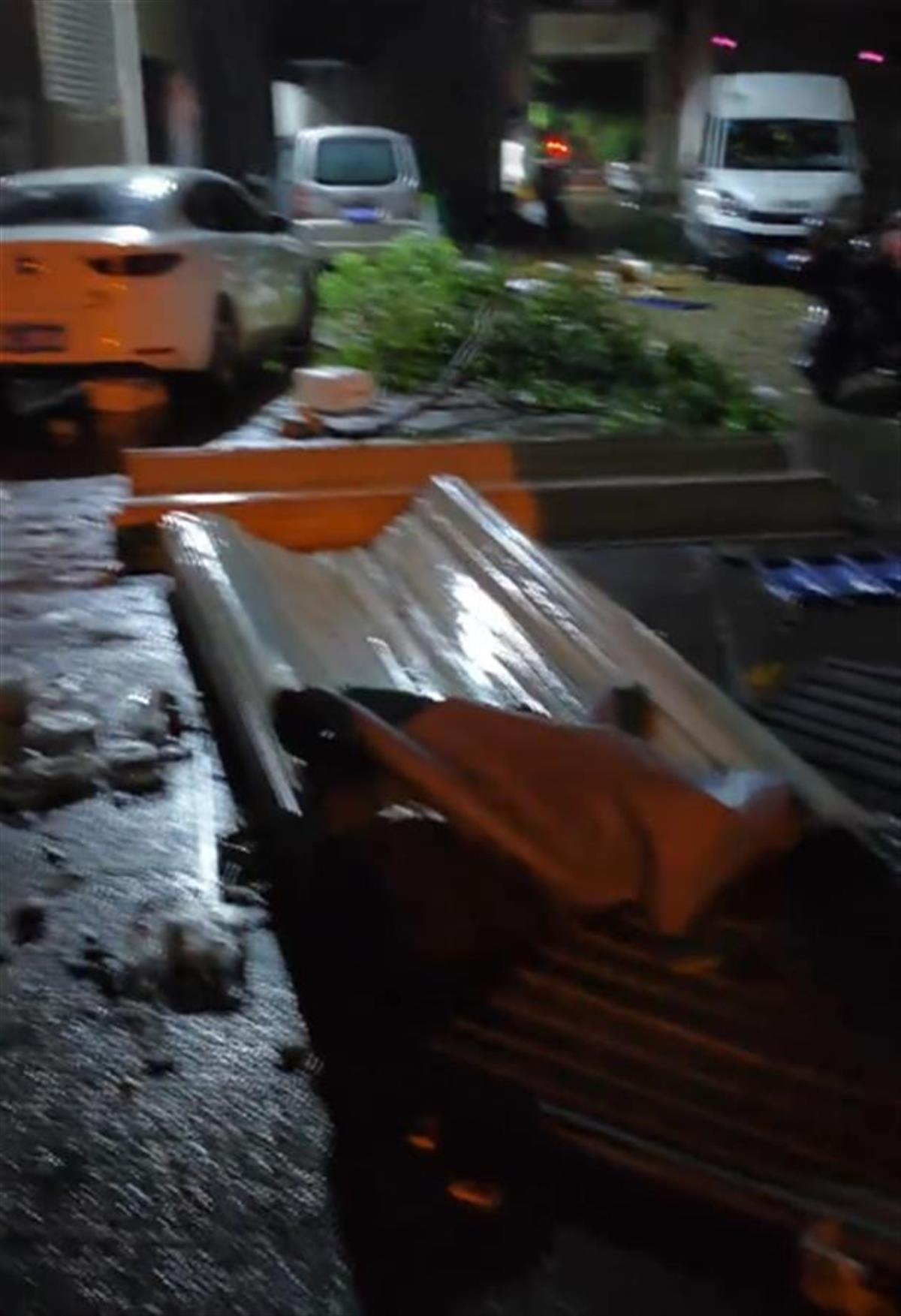 长沙局部突遭大风天气 网络截图.png