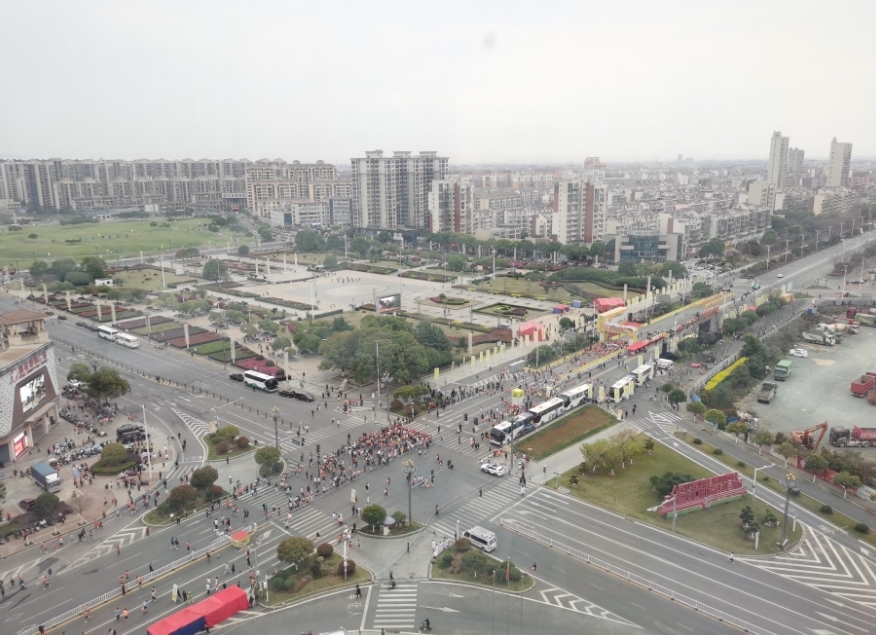 安义门窗杯·2025南昌安义半程马拉松正式开跑 6000名跑者共赴花海之约