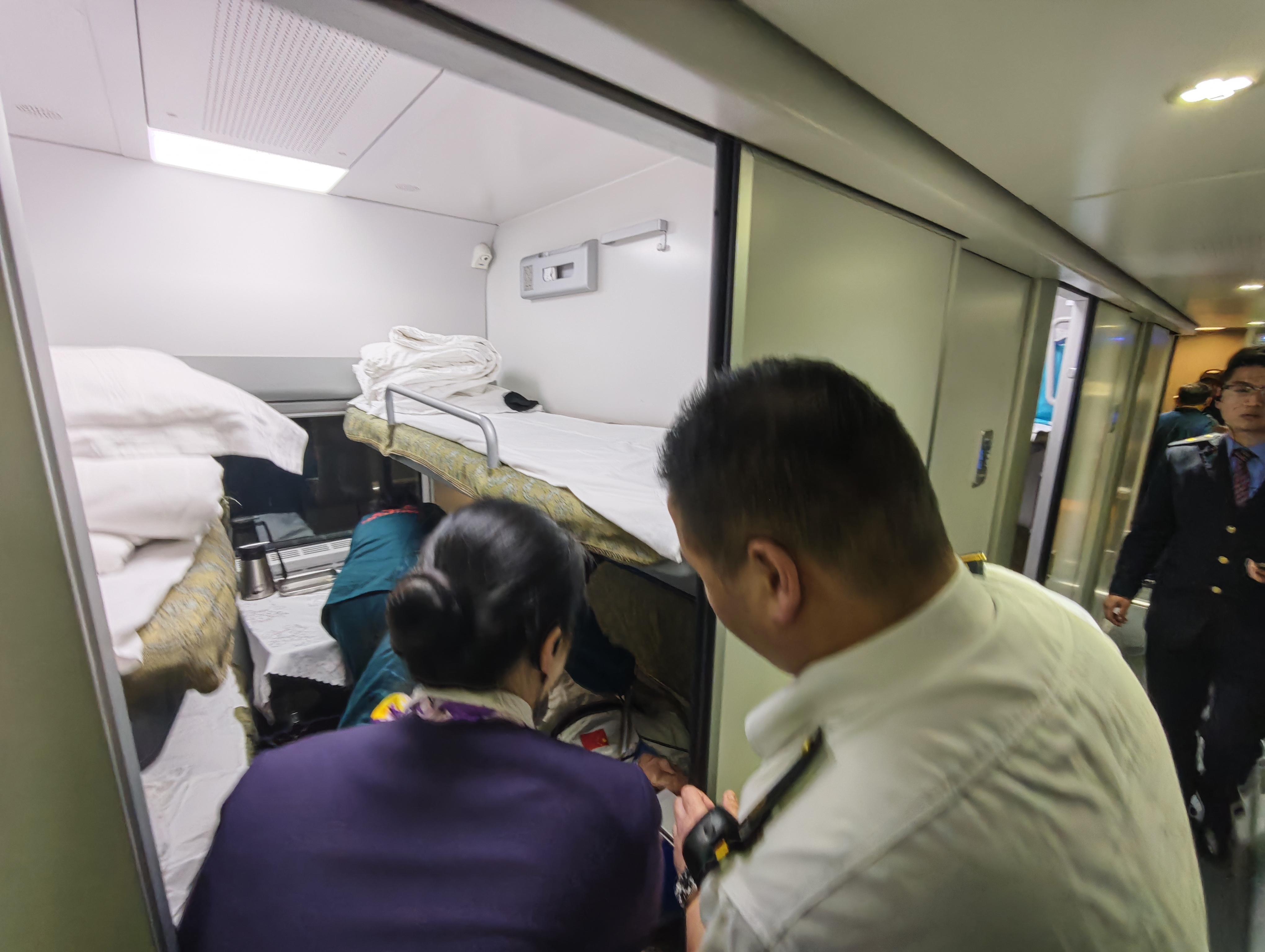 争分夺秒护归途 ——潮汕站多方联动为重伤旅客搭建高铁“生命线”