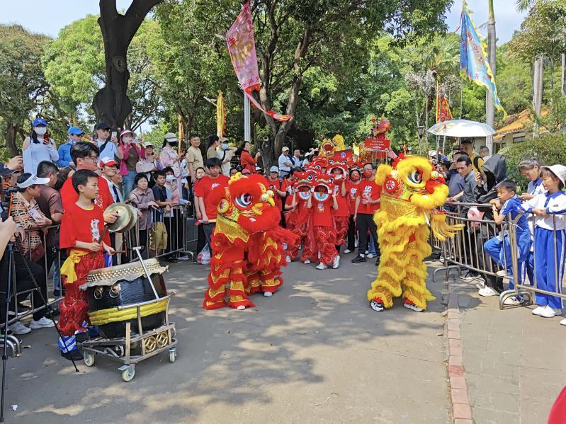 为围观居民表演