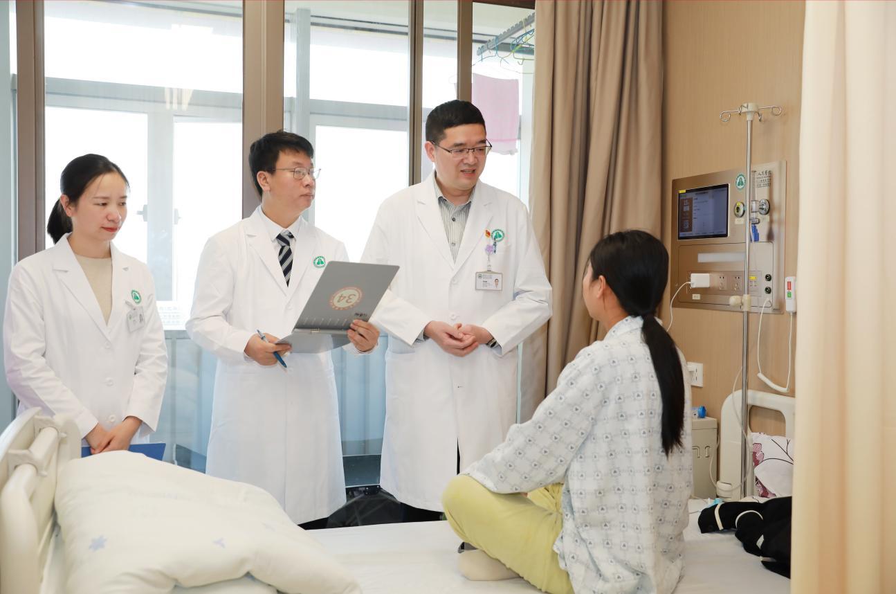 龙华分院甲乳外科负责人、副主任医师罗勋鹏带队查房