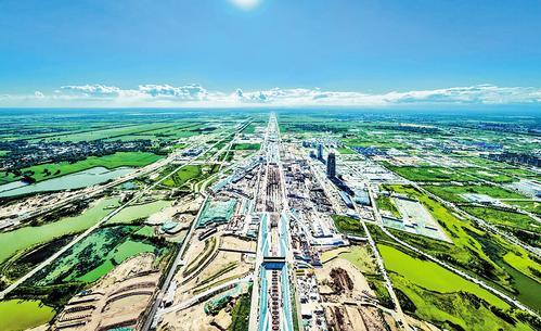 2024年8月12日航拍的位于雄安新区启动区内的东西轴线项目建设现场。新华社记者 牟宇摄