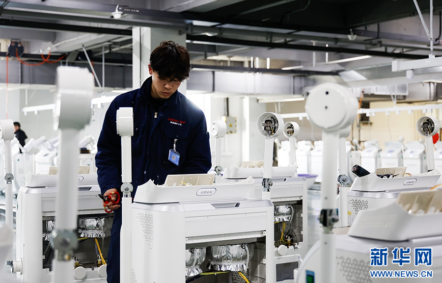 3月24日，河南省安阳市内黄县一家企业的生产车间内，工人正在生产医疗器械。