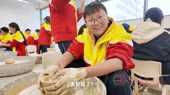 景德镇陶博城掀起文旅研学新热潮 学生们上手体验非遗技艺